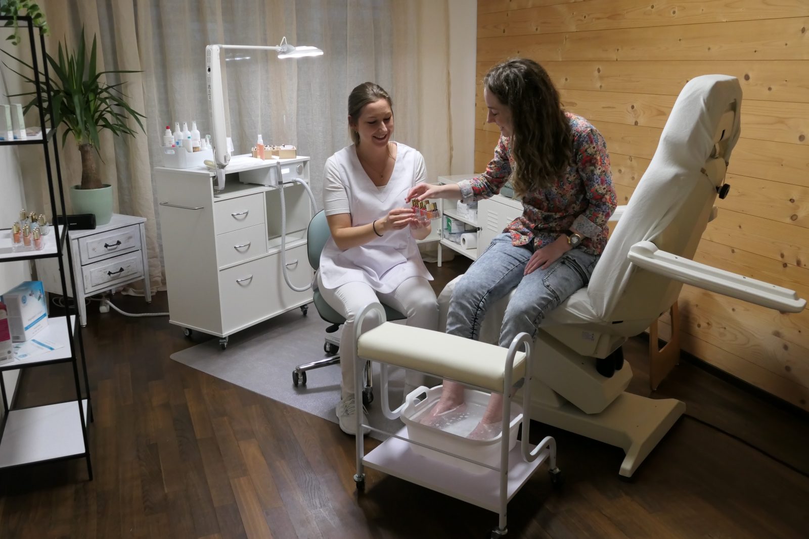 Fusspflege-Behandlung im hellen Behandlungsraum der Baafuess-Praxis